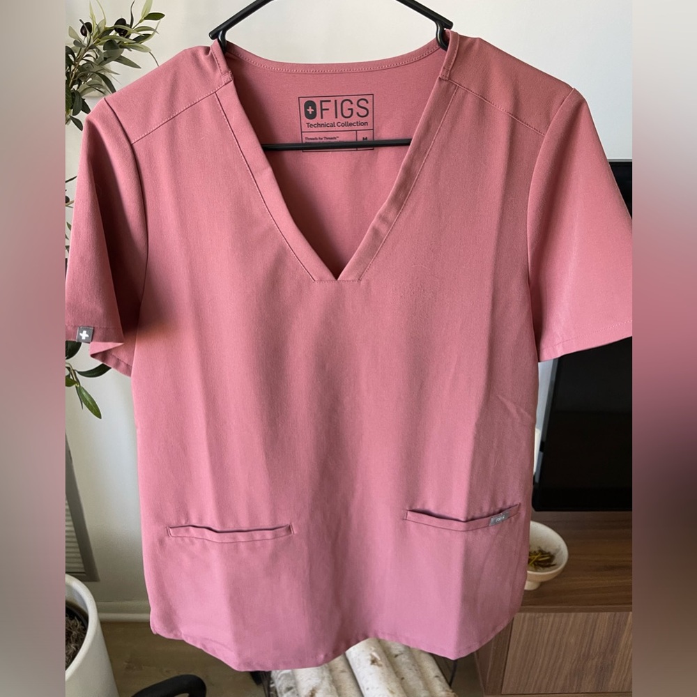 Figs scrub top! Style: Casma three-pocket scrub top